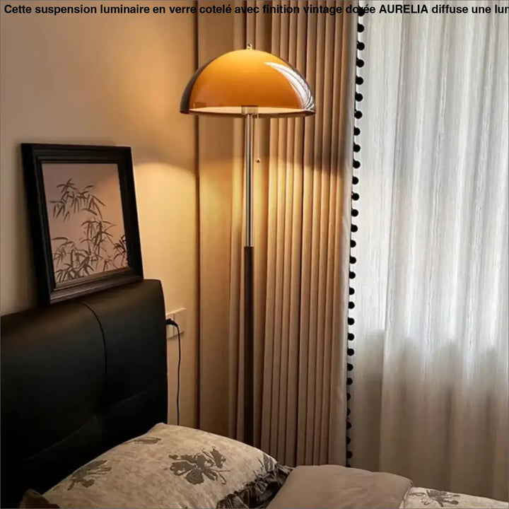 Lampadaire amanis vintage chic avec dôme ambre chaud et pied métallique élégant pour intérieur moderne