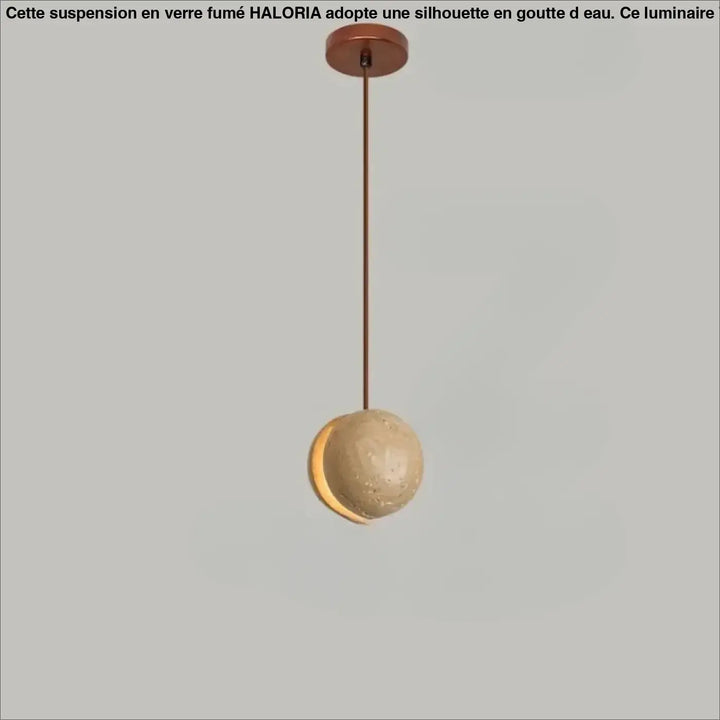 Suspension luminaire kreto avec abat-jour sphérique texturé beige et support cuivre halo doré style travertin aux lignes