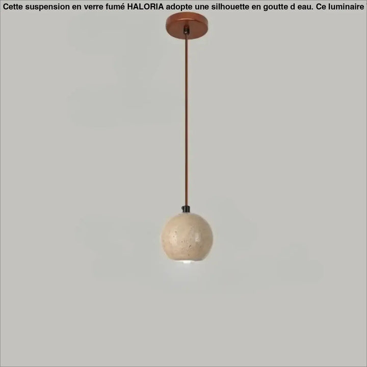 Suspension luminaire kreto avec globe en céramique beige mat pâle et tige en métal cuivré halo doré travertin aux lignes