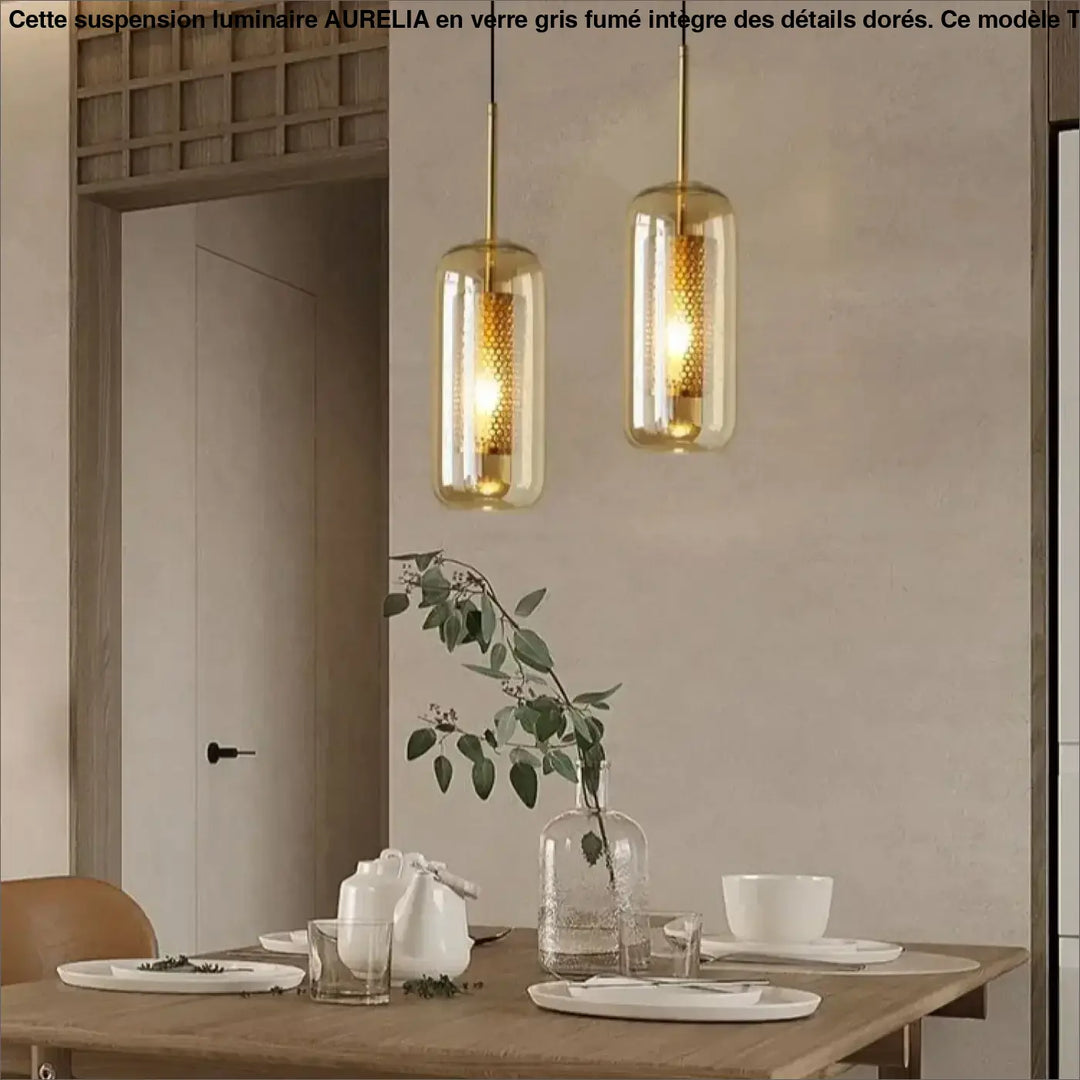 Suspension luminaire eloria avec verre transparent aux motifs alvéolés dorés au-dessus d’une table en bois