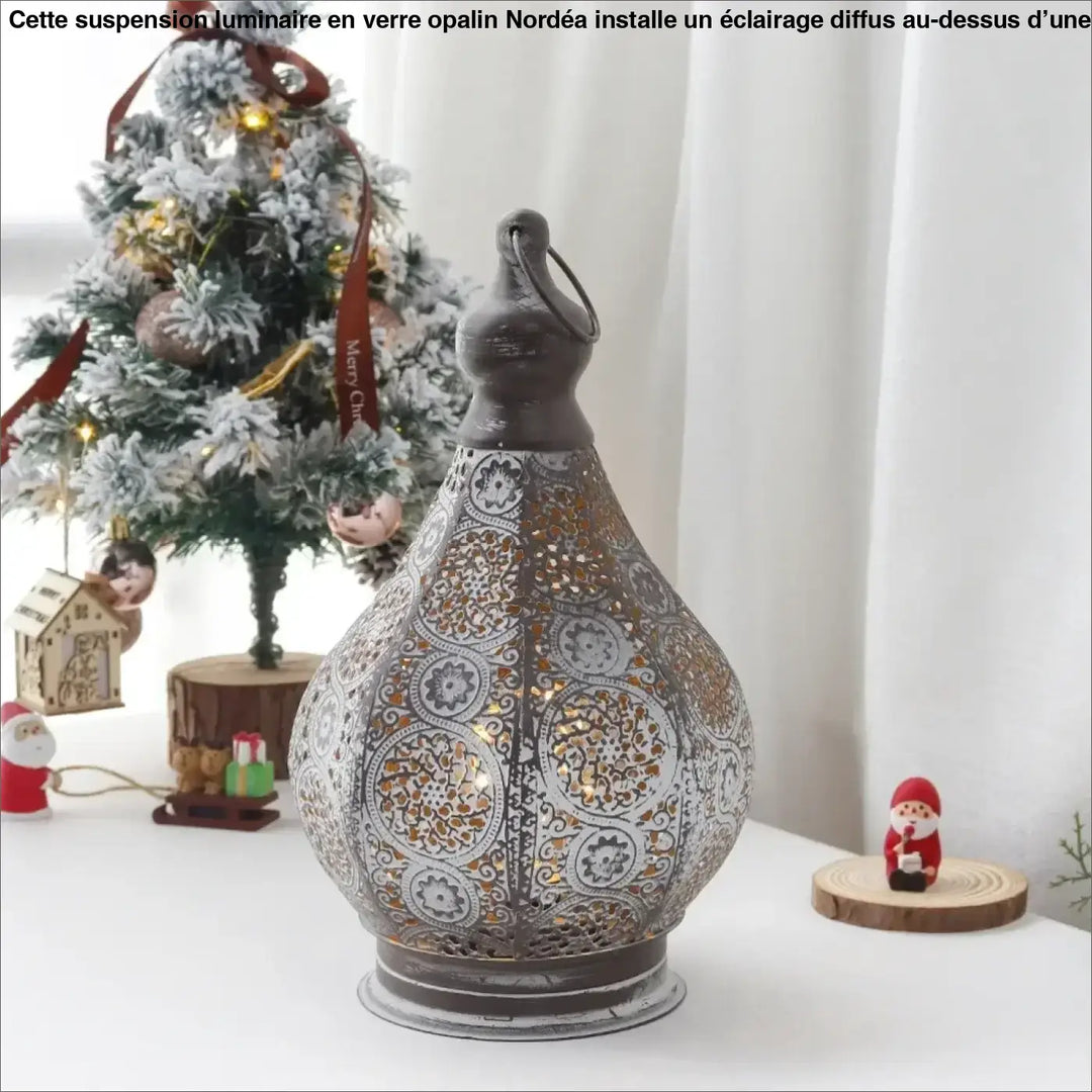 Lampe de table zahra en métal ajouré avec filigranes argentés et dorés pour décoration intérieure orientale