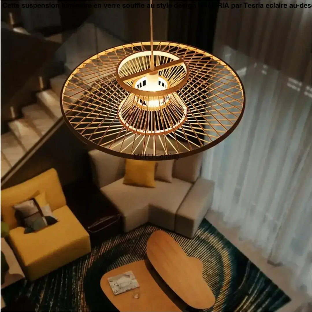Suspension luminaire bambou avec cadre en bambou tressé et anneaux concentriques pour une présence lumineuse au-dessus d’une table