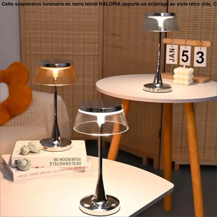 Lampe de table tiah design chrome avec abat-jour transparent en verre diffusant une lumière chaude table led