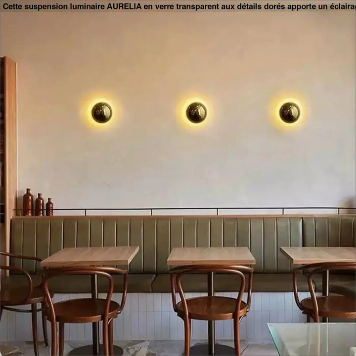 Applique murale orbys en métal miroir finition laiton avec lumière douce et surface texturée pour ambiance chaleureuse
