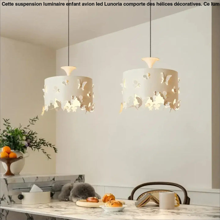 Suspension luminaire butelys blanche avec découpes papillon délicates pour décoration intérieure au-dessus d’une table