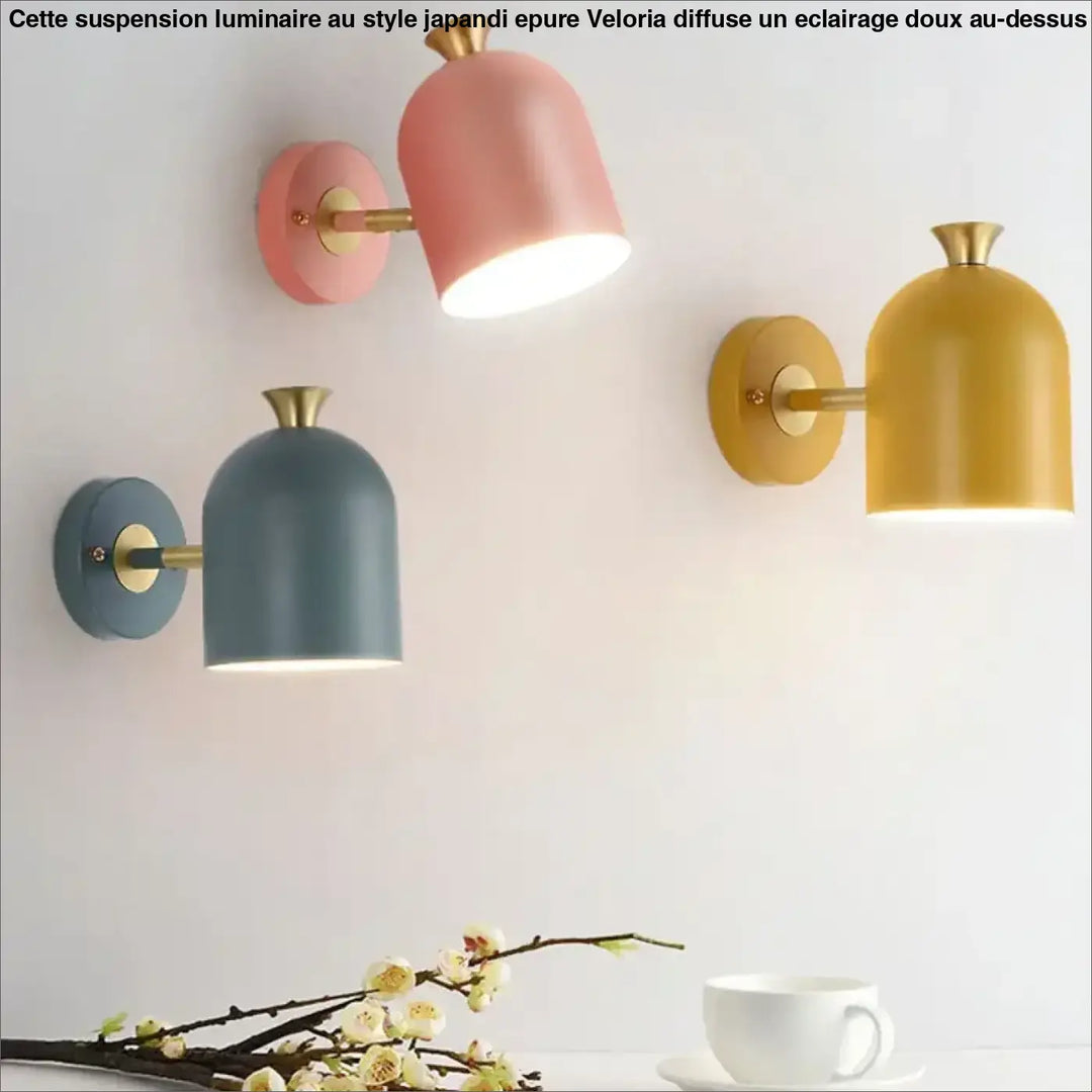 Applique murale scandinave glimmer en métal mat avec finitions en laiton et abat-jour pastel en forme de cloche