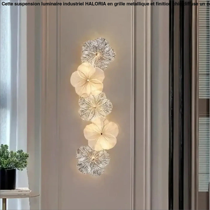 Applique murale contemporaine kaluna avec cinq éléments en verre en forme de fleur blanc givré et argent scintillant