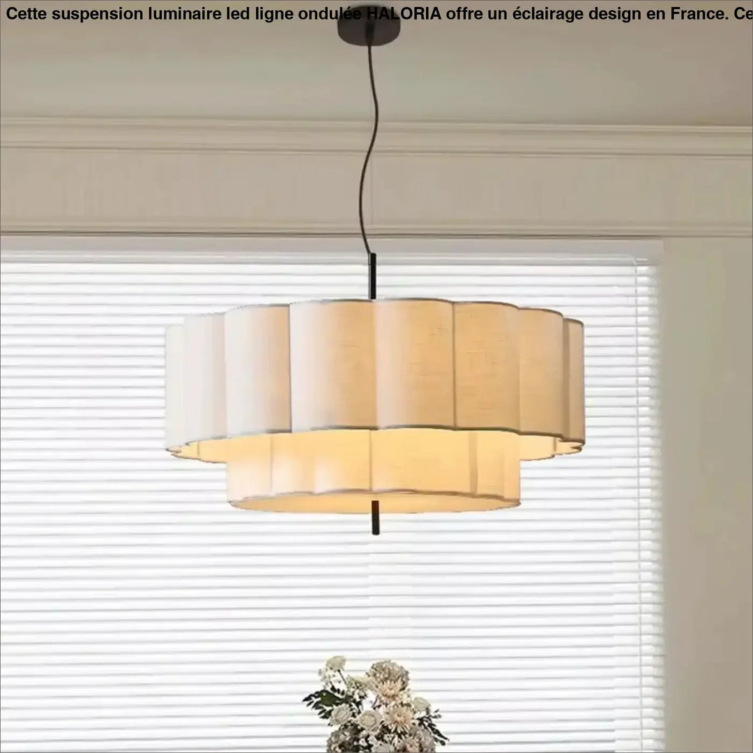 Suspension luminaire led beige à étages avec abat-jour en tissu plissé et structure noire luminaire led ligne ondulee haloria