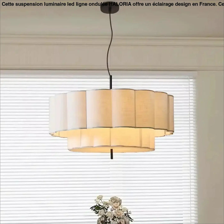 Suspension luminaire led beige à étages avec abat-jour en tissu plissé et structure noire luminaire led ligne ondulee haloria