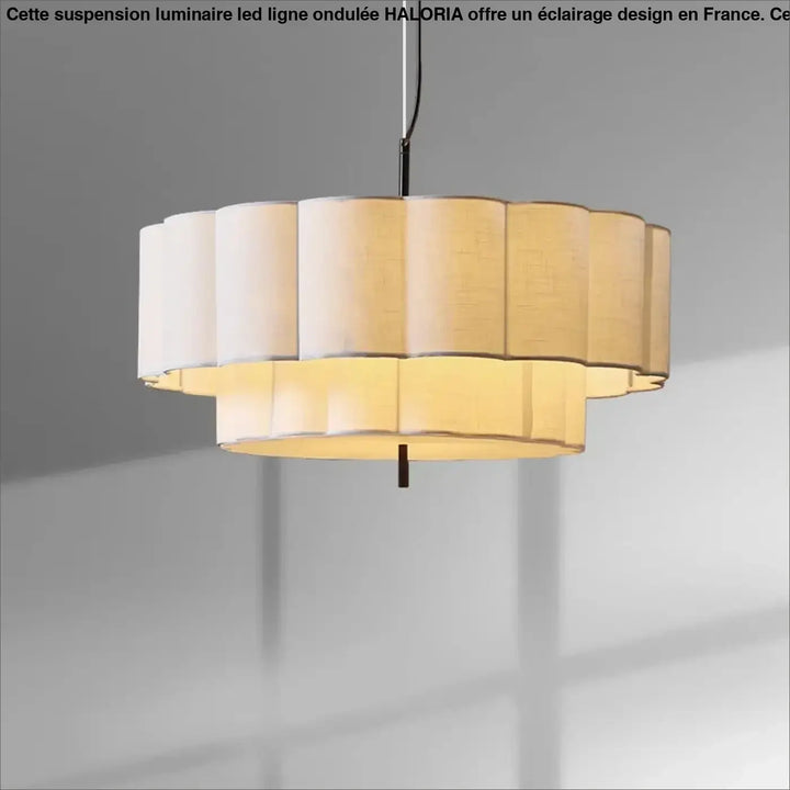 Suspension luminaire led ligne ondulee haloria avec abat-jour en tissu beige et ivoire à deux niveaux et lumière chaude
