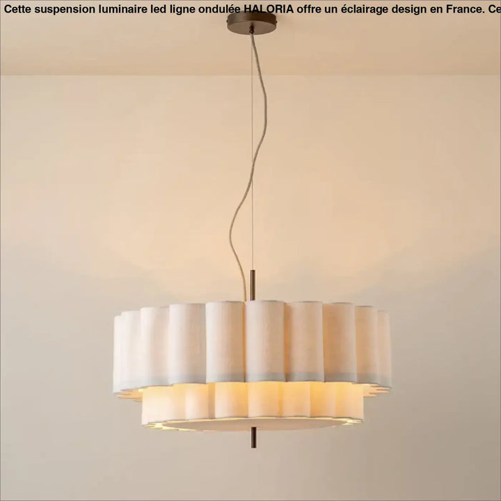 Suspension luminaire led ligne ondulee haloria avec abat-jour plissé crème et blanc suspendu à une structure métal foncé