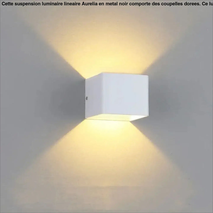Applique murale tesser cube blanc au design moderne minimaliste émettant une lumière jaune chaleureuse