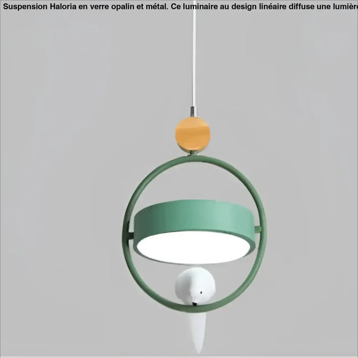 Suspension luminaire lineaire en verre opalin design moderne avec cadre vert menthe et accent bois au-dessus d’une table