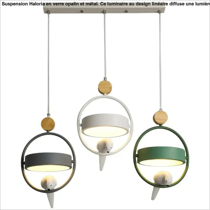 Suspension luminaire lineaire en verre opalin moderne avec cadres metalliques gris, blanc et vert, oiseau en peluche, idéale au-dessus d’un coin salon