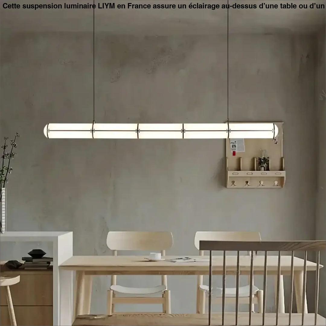 Suspension luminaire led blanche minimaliste au-dessus d’une table en bois avec design segmenté épuré pour un coin salon