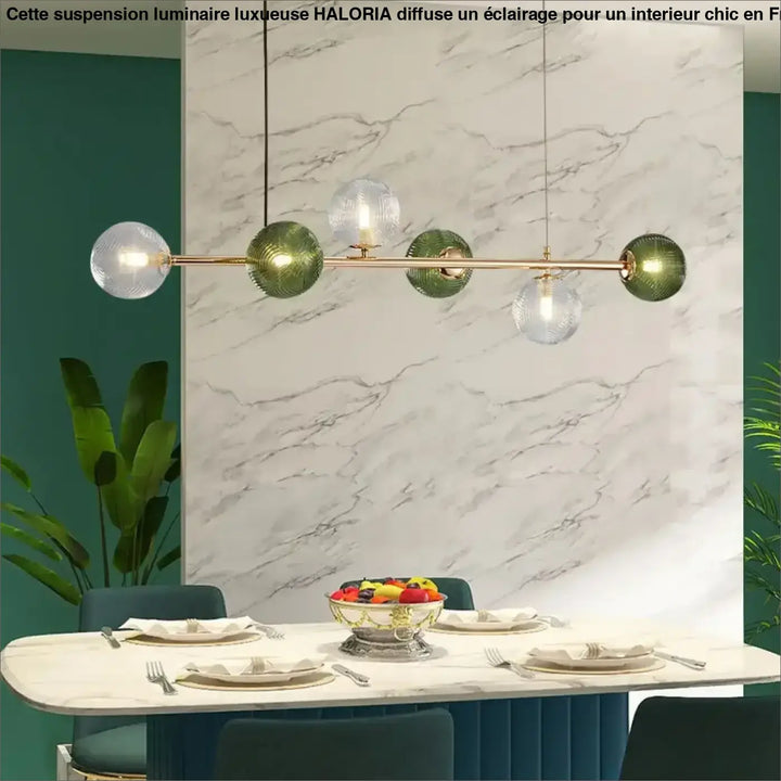 Suspension luminaire design contemporain avec cadre en laiton et globes verts texturés alternant avec sphères en verre clair nervuré