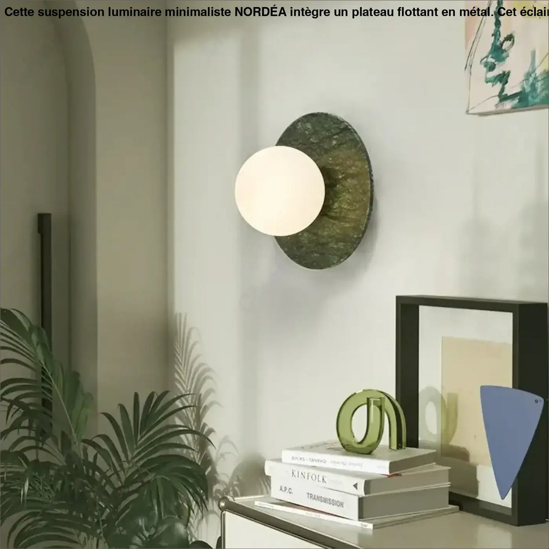 Applique murale emeris avec globe mat blanc et plaque circulaire texturée vert foncé pour éclairage moderne