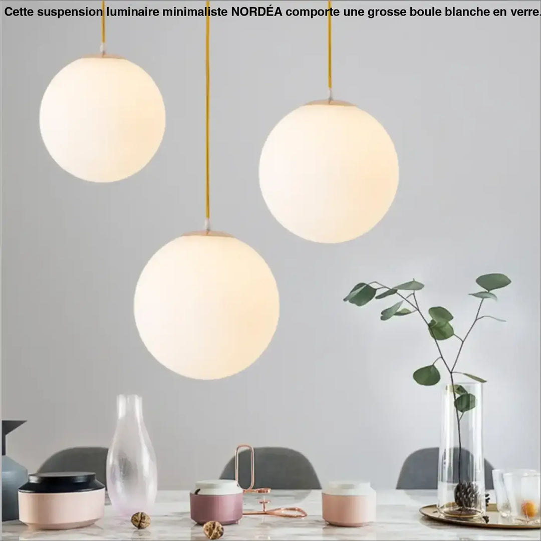 Suspension luminaire minimaliste avec une grosse boule blanche

