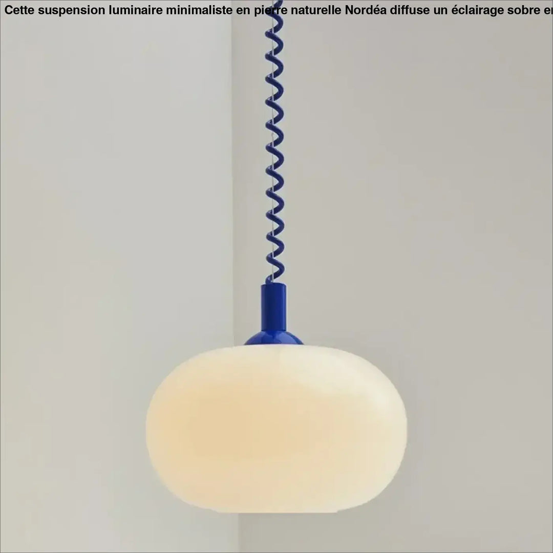 Suspension luminaire fanaty avec globe en verre opalin blanc cassé et câble spiralé bleu vibrant en métal