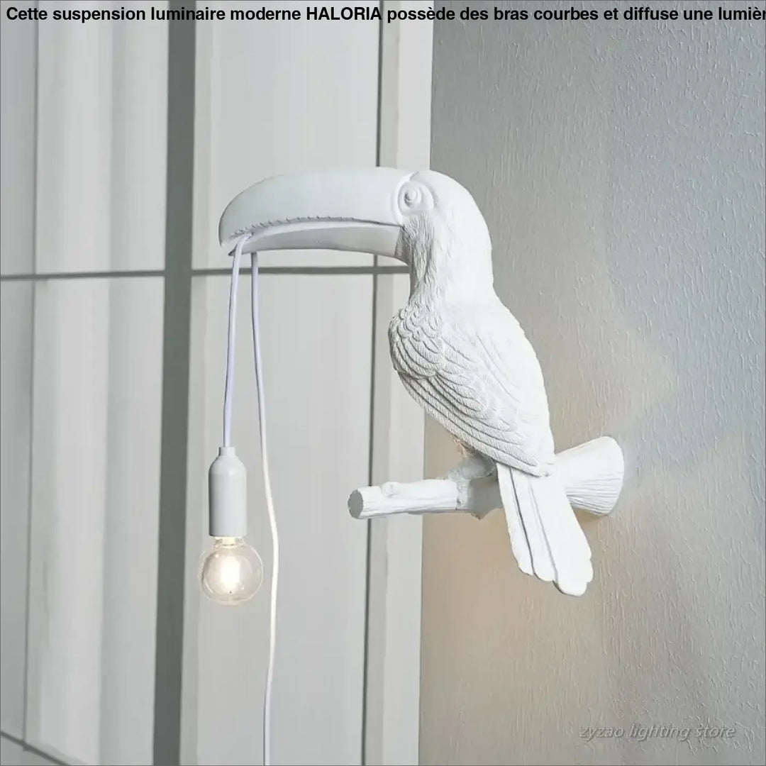 Applique murale blanche en forme de toucan avec plumes texturées et ampoule suspendue design toucan perché