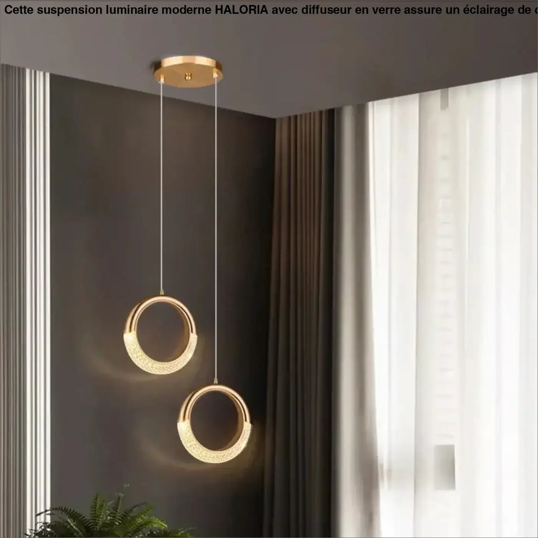 Deux suspensions luminaires décoratives dorées circulaires avec surface texturée et détaillée suspendues au plafond