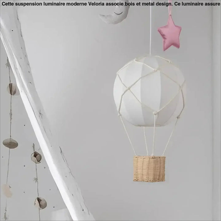 Suspension luminaire montgolfière design avec panier en rotin chic