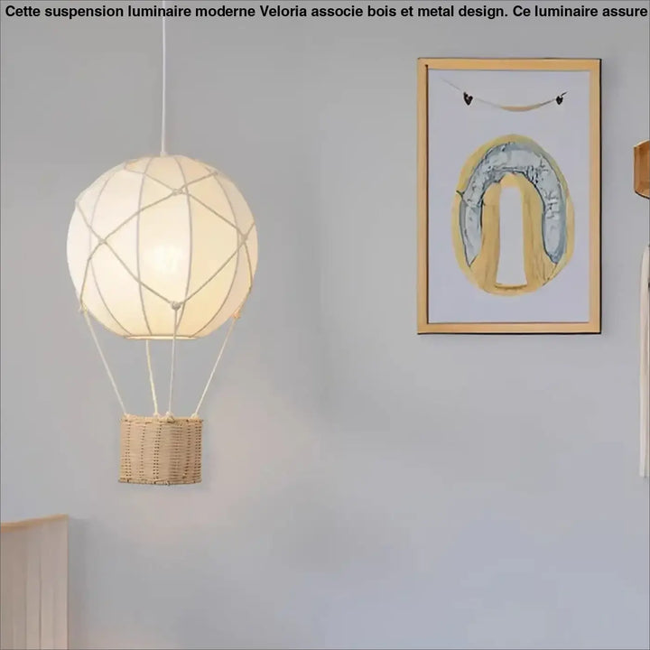 Suspension luminaire montgolfière design avec panier en rotin chic