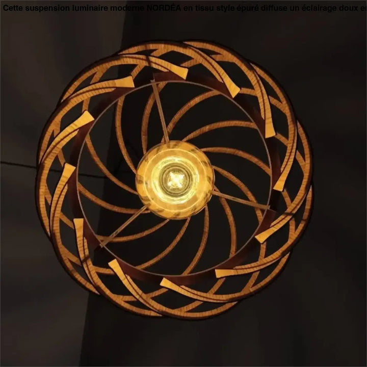 Suspension luminaire moderne en tissu style epure nordéa avec abat-jour circulaire en bois chaud et ampoule centrale lumineuse