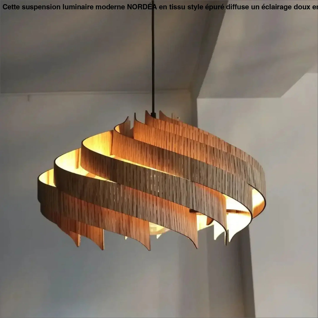 Suspension luminaire moderne en tissu style epure nordéa avec design en spirale en bois naturel et ton chaud