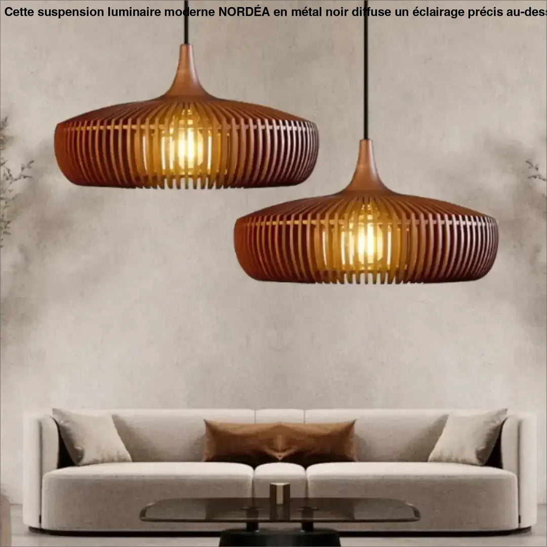 Suspendu luminaire andilah avec deux lampes en bois cannelé ton chaud au-dessus d’un canapé moderne
