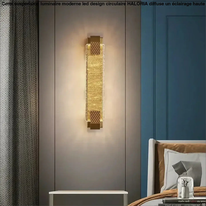 Luminaire moderne led suspension murale rectangulaire dorée avec verre texturé et accents métalliques géométriques haloria