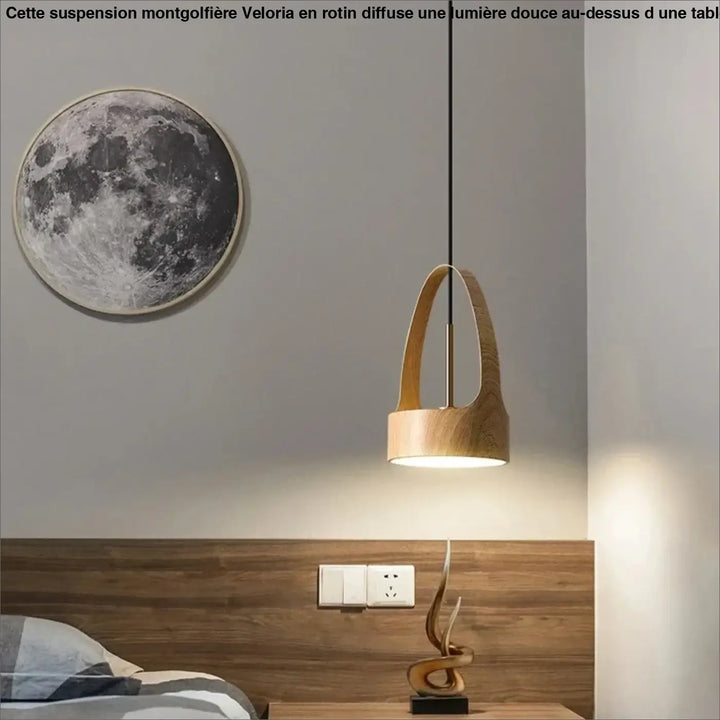 Suspension luminaire montgolfiere design en bois naturel avec panier en rotin au-dessus d’un coin salon