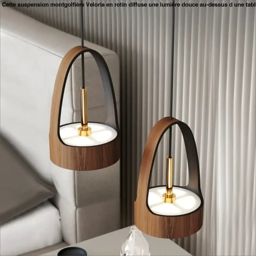 Suspension luminaire montgolfiere design avec panier en rotin veloria au-dessus d’une table avec bois clair et accents dorés