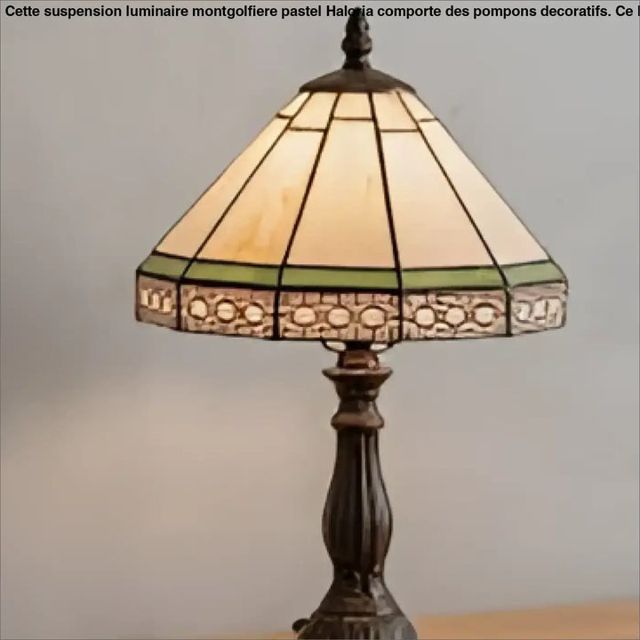 Lampe de chevet euruka avec abat-jour ambre à étages et base en plomb orné de verts pour un charme rétro et présence décorative