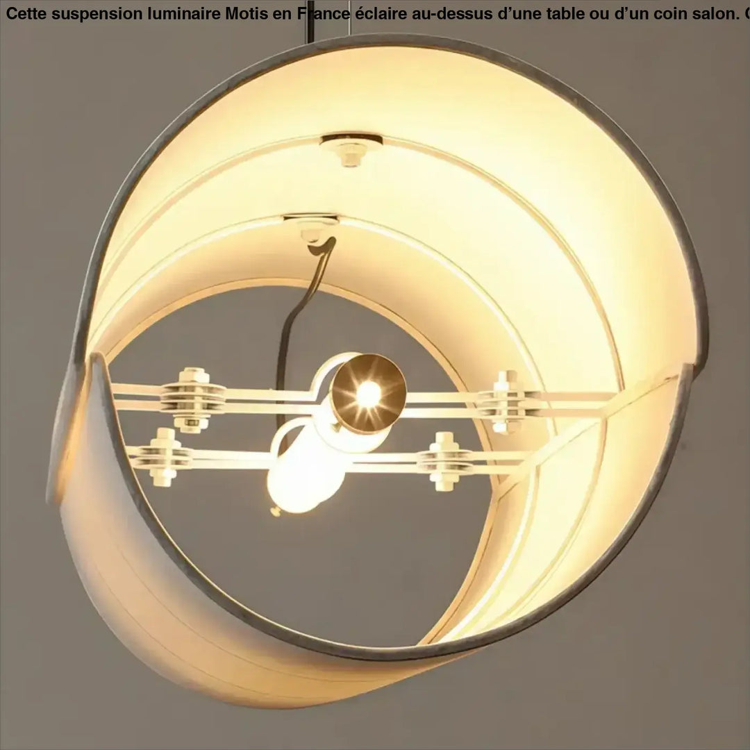 Suspension luminaire motis circulaire avec anneaux concentriques en tissu blanc mat et accents métalliques au-dessus d’une table