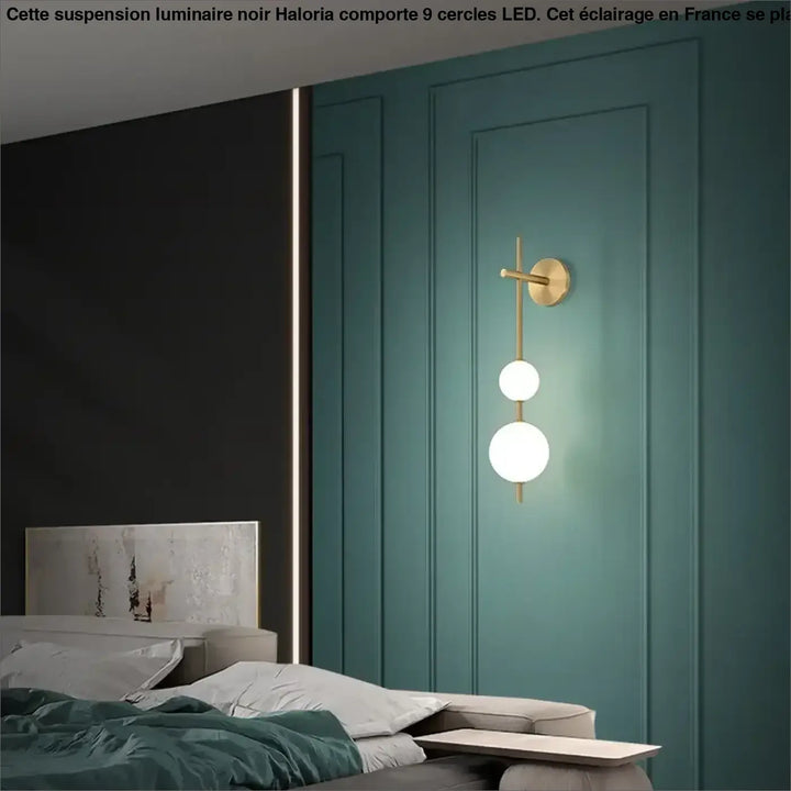 Applique murale design en métal avec boules suspendues blanches
