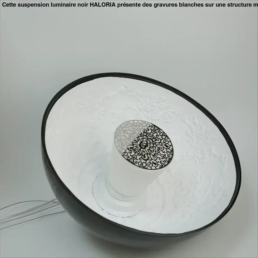 Suspension luminaire noir avec des gravures blanches à l'intérieur

