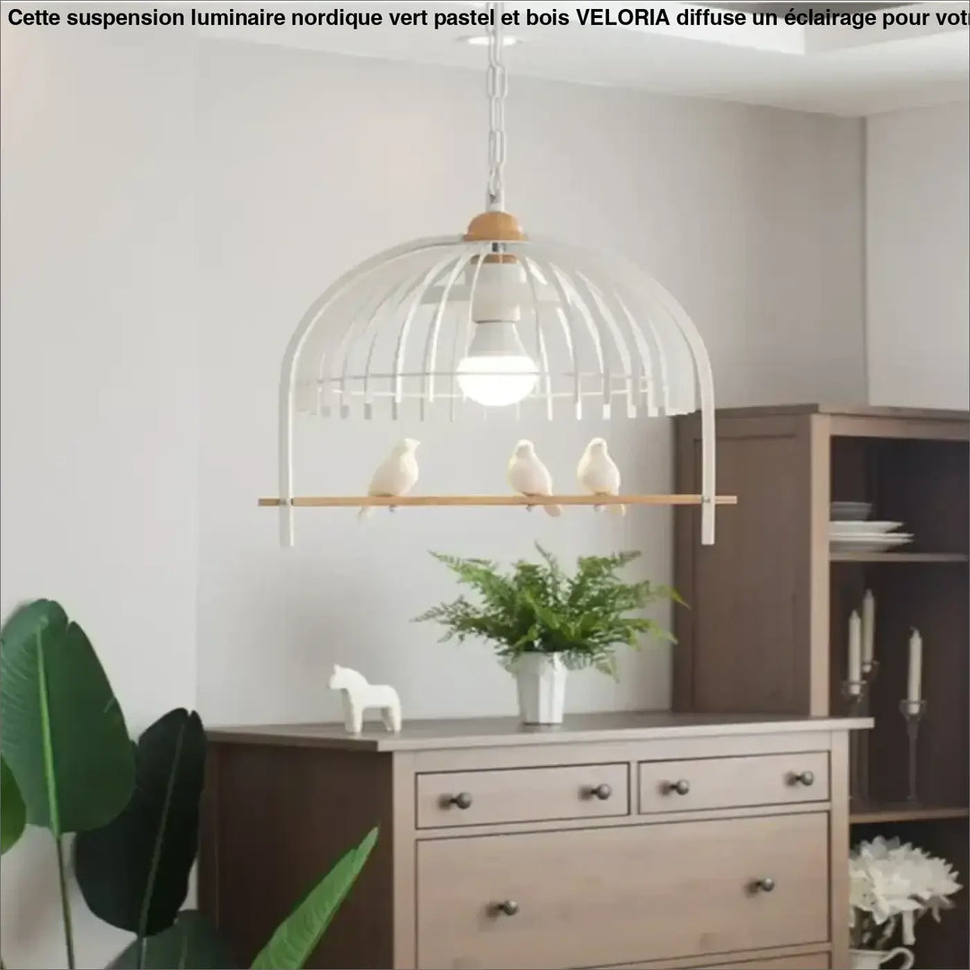 Suspension luminaire nordique vert pastel avec cage à oiseaux blanche et bois avec trois oiseaux en céramique blanche perchés