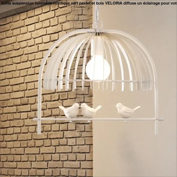 Suspension luminaire nordique vert pastel en forme de cage blanche avec trois oiseaux en céramique sur barre en bois veloria
