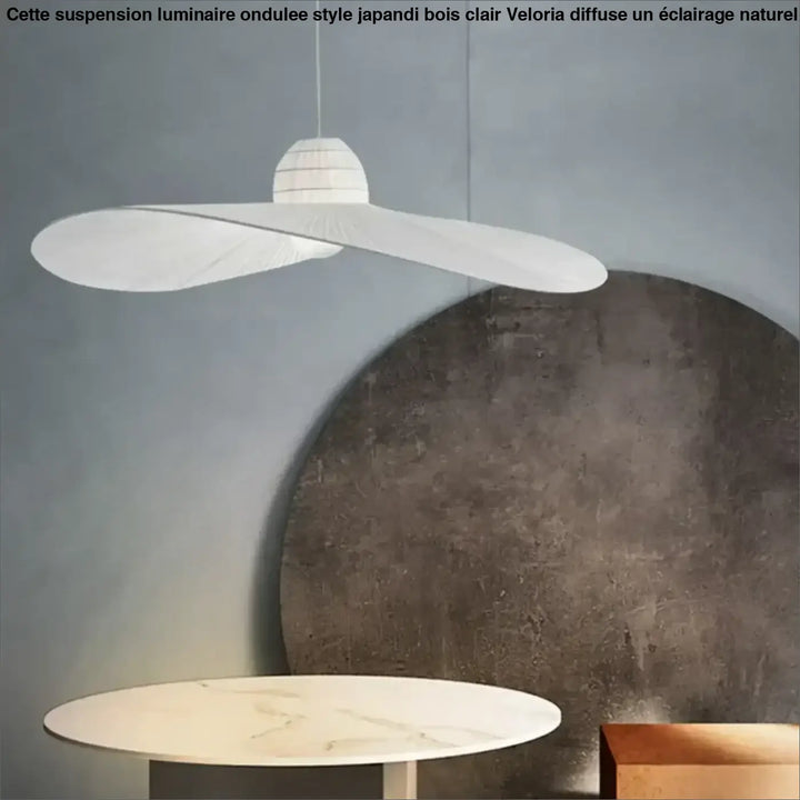 Suspension luminaire ondulee style japandi en papier blanc avec design sculptural en forme d ailes au-dessus d une table en marbre
