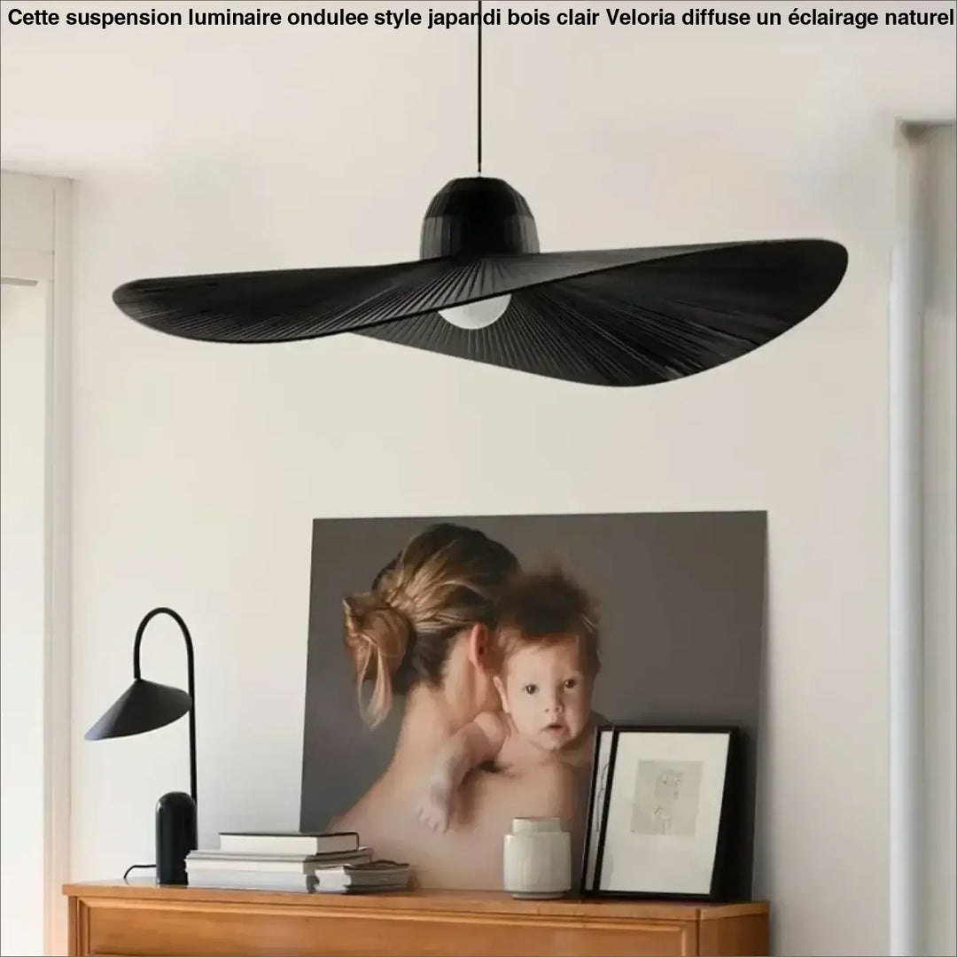 Suspension luminaire ondulee style japandi en bois clair avec abat-jour noir large et texture cannelée radiale
