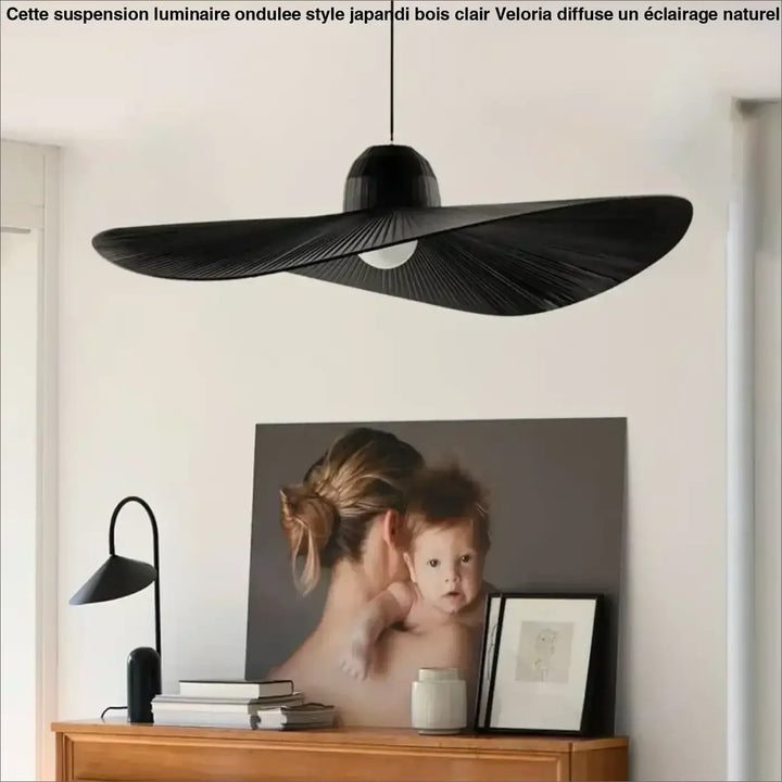 Suspension luminaire ondulee style japandi en bois clair avec abat-jour noir large et texture cannelée radiale