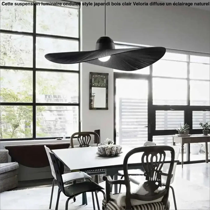 Suspension luminaire ondulee style japandi noir à large bord au-dessus de la table à manger bois clair veloria