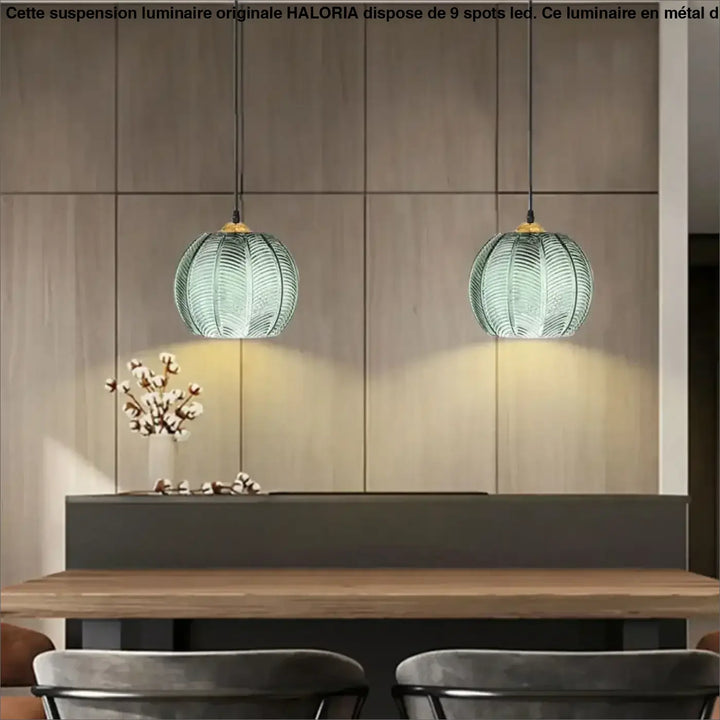 Suspension luminaire verre soufflé vert avec une empreinte de feuille

