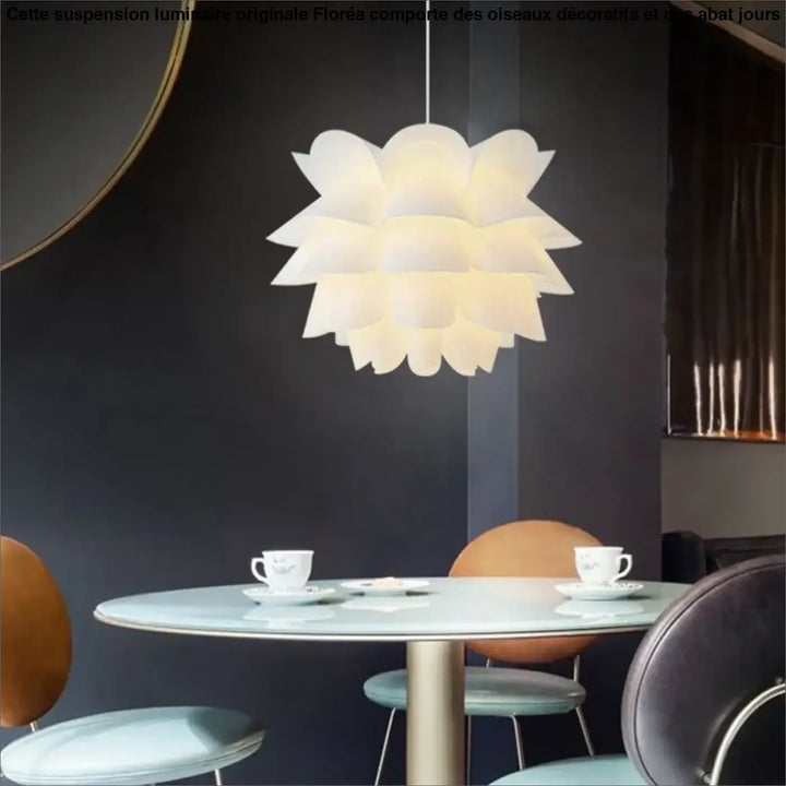 Suspension luminaire originale floréa avec abat jour blanc en pétales superposées diffusant une lumière douce