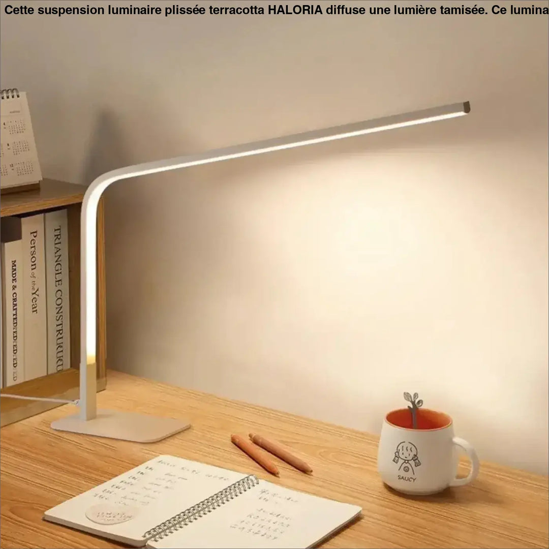 Lampe de table minini avec bras métallique courbé et barre led contemporaine émettant une lumière blanche chaude