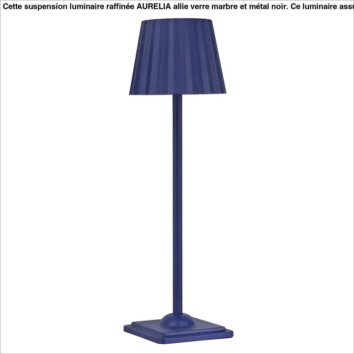 Lampe de table escale bleu marine élégante avec abat-jour plissé et base carrée minimaliste