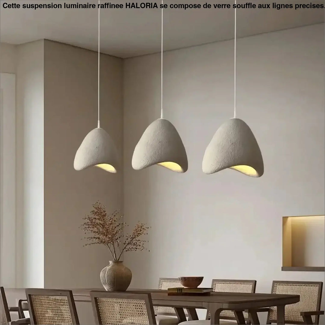 Suspension luminaire alma avec trois abat-jours en céramique texturée off-white en résine granuleuse minimaliste