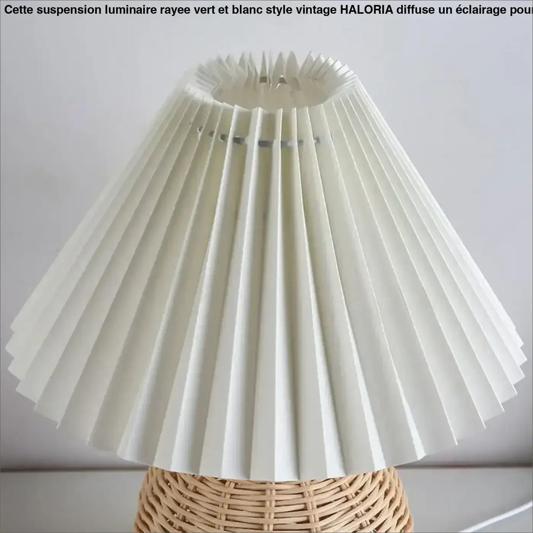 Lampe de table plipa avec abat-jour plissé ivoire à texture accordéon idéale pour décoration intérieure design