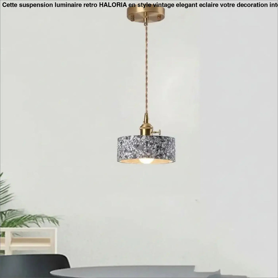 Suspension luminaire tosca avec chaîne cordon réglable en métal finition laiton et abat-jour cylindrique en matériau gris moucheté blanc
